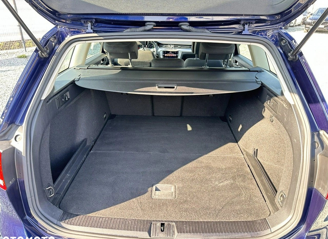 Volkswagen Passat cena 77900 przebieg: 130000, rok produkcji 2019 z Wojkowice małe 301